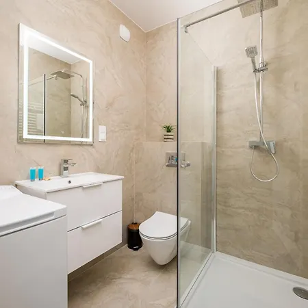 Raclawicka 7 Deluxe By Bookinghost *